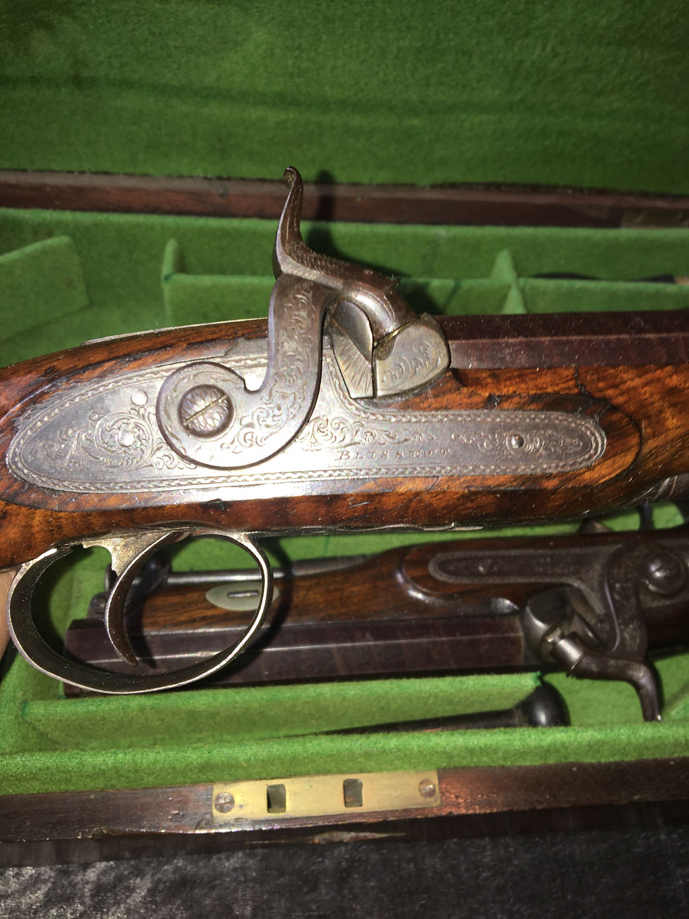 Miniatyrbild: Pistolschatull med två slaglåspistoler. 