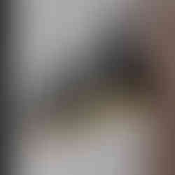 Rangée de luminaires de style industriel sur fond mur de briques