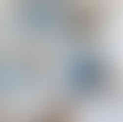 Séjour ambiance tendance bord de mer avec tapis en jute et coussins bleu et blanc