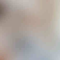 Une entrée avec banc et caissons dans les teintes pastel.