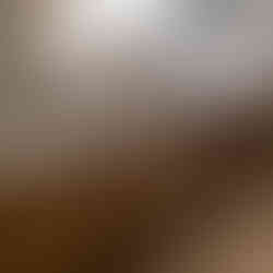 Une banquette en bois dans coin détente avec rangements intégrés