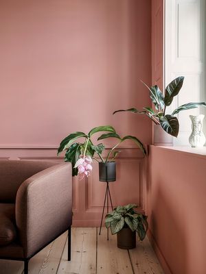 salon avec mur rose poudré 