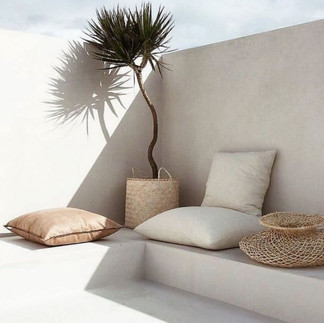 Une banquette à la chaux extérieure esprit Ibiza avec coussins blanc