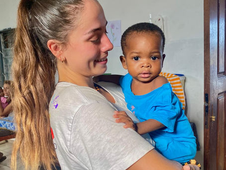 Mya, volontaire dans un orphelinat