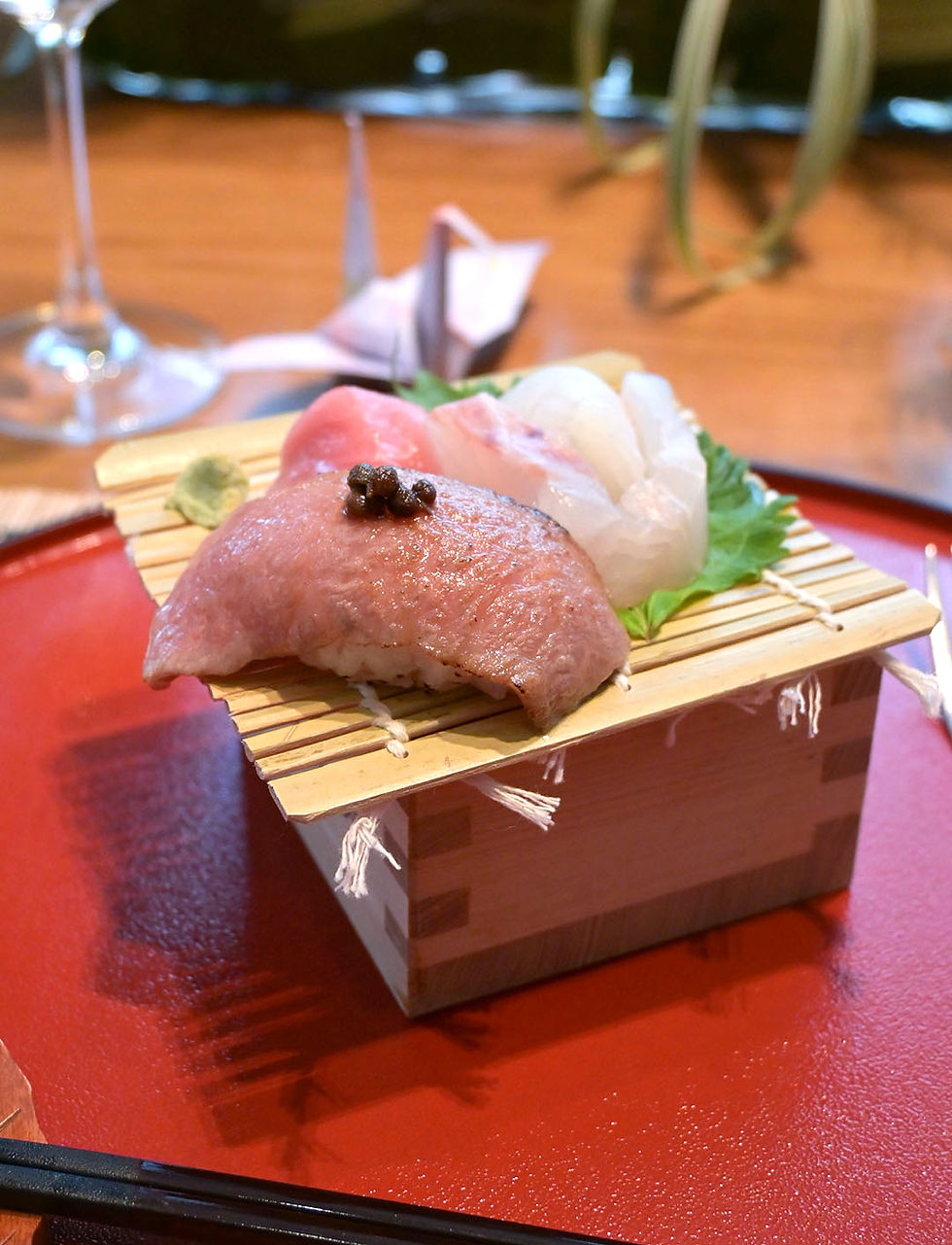和牛にぎりと五島列島産魚の刺身(byシェフ・スズキ)