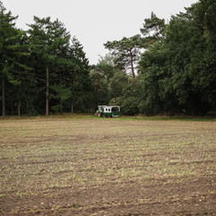 Trecker auf dem Weg zum Kartoffelacker