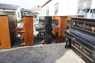 Mehrere Pianos hintereinander