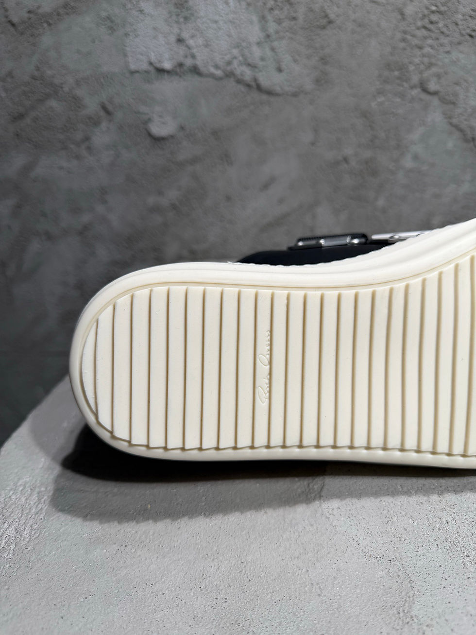 Thumbnail: SS26 Temple Strap Low Sneakers in Black/White