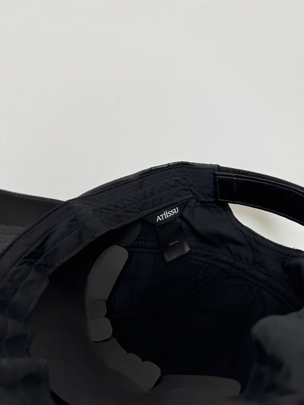 Thumbnail: Atiissu Wing Cap in Black Leather