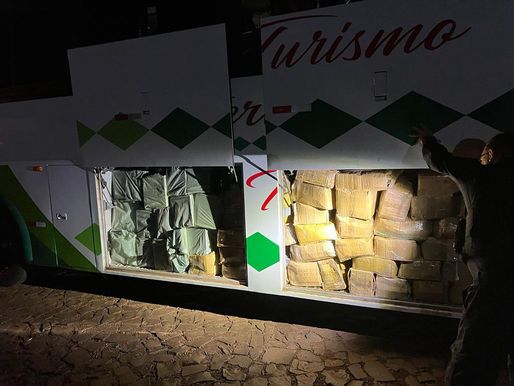 Receita Federal apreende ônibus lotado até o teto com mercadorias