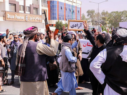 Chega a Cabul primeiro voo comercial após controle do país por talibãs