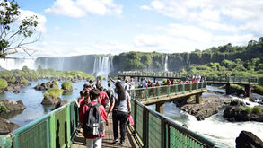 Parque Nacional do Iguaçu amplia impacto social e garante acesso gratuito a mais de 30 mil alunos e professores em 2025