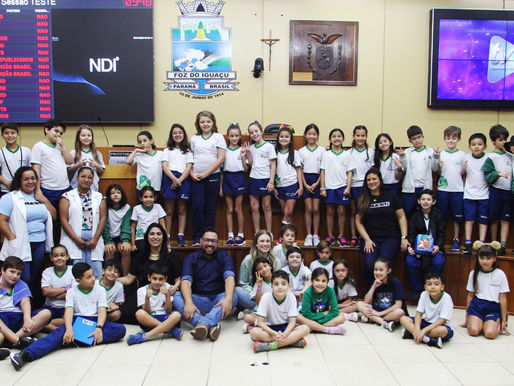 Câmara de Foz recebe turmas do 4° ano do Bertoni para visita institucional