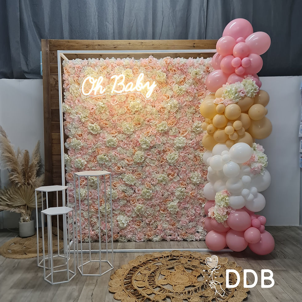 guirlande organique de ballons sur mur fleuri avec néon