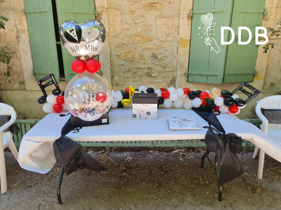 table urne avec ballon cadeau.jpg