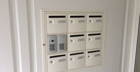 Boîtes aux lettres collectives blanches