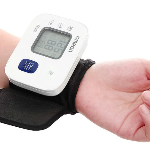 Máy đo huyết áp cổ tay Omron HEM-6161
