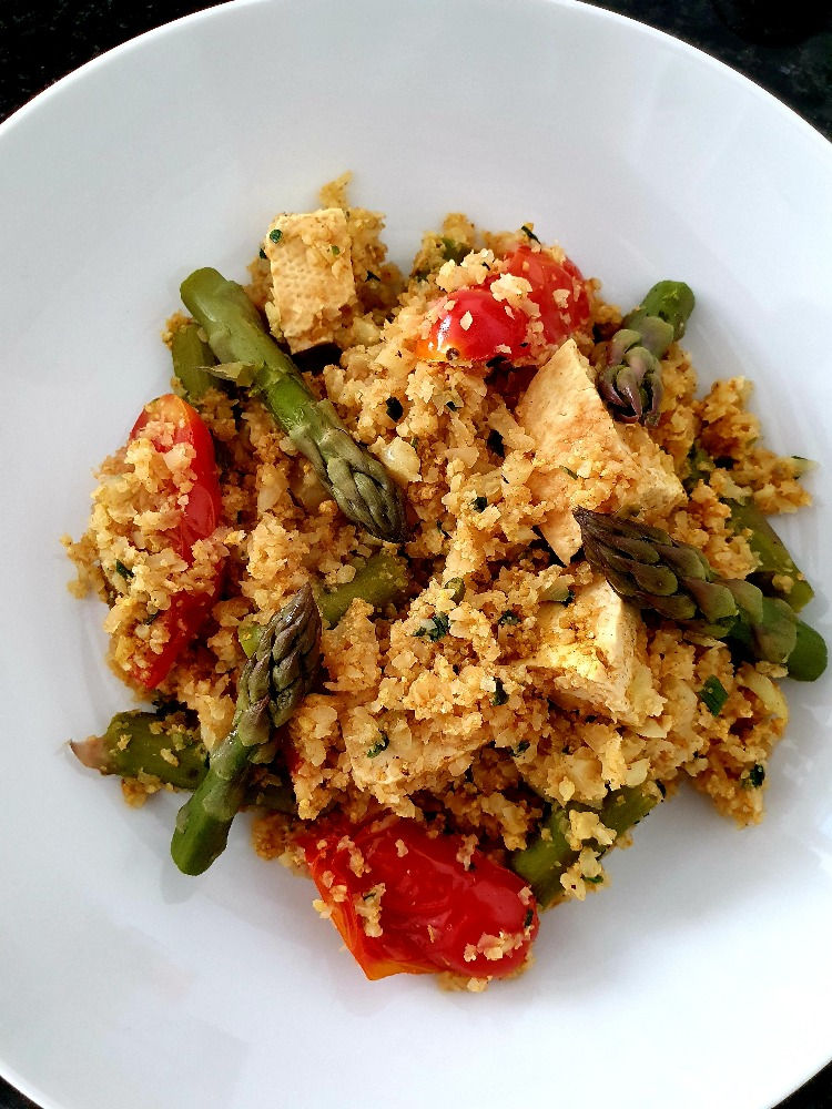 Blumenkohlreis mit Tofu und Gemüse