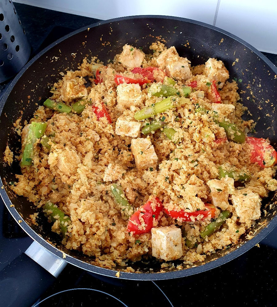 Pfanne mit Blumenkohlreis, Tofu und Gemüse