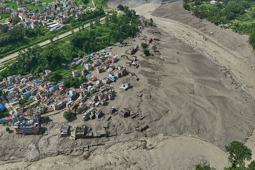 Ødelagte hus står utsatt til ved den flomstore Trishuli-elven, som er fylt med vrakrester etter styrtflommen i Nuwakot-distriktet i Nepal 26. august 2026. Foto: Niranjan Shrestha / AP / NTB 