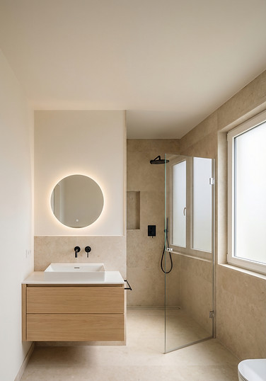 Moderne badkamer na volledige badkamerrenovatie