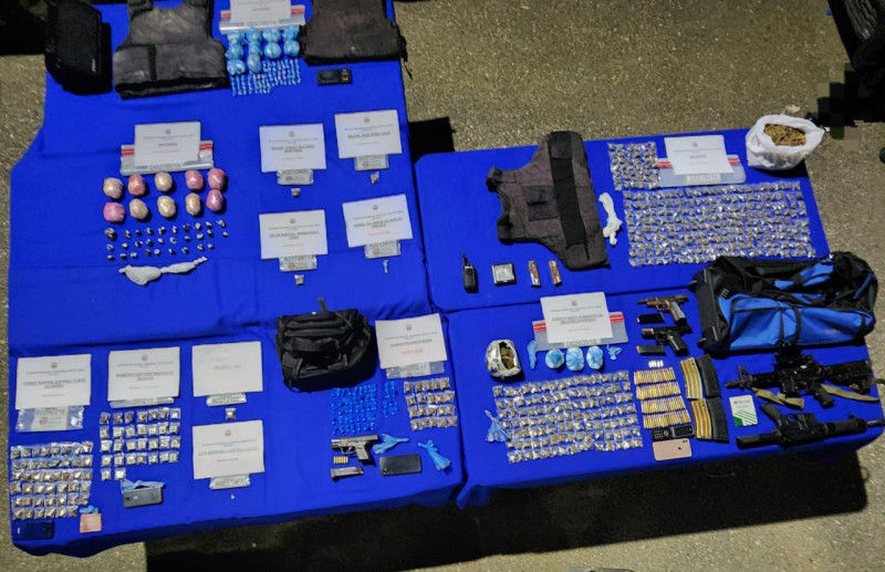 Ocupan arsenal de armas, drogas y detienen varias personas en barrios de Santiago