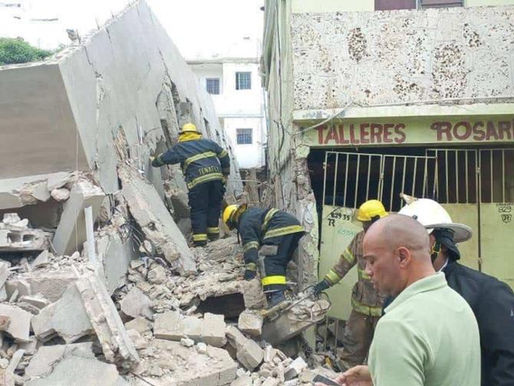 Rescatan dos personas con vida tras derrumbe de una edificación en La Romana