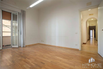 Interni raffinati e spaziosi dell'appartamento di lusso in vendita a Monti Parioli, Roma, con ambienti luminosi, pavimenti di pregio e accesso a balconi privati.