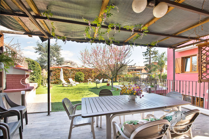 Krhome Real Estate propone in vendita villa con giardino privato nel Villaggio Azzurro Roma