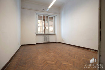 Interni raffinati e spaziosi dell'appartamento di lusso in vendita a Monti Parioli, Roma, con ambienti luminosi, pavimenti di pregio e accesso a balconi privati.