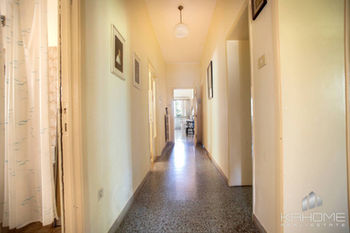 Interni della tenuta a Umbertide, caratterizzati da ampi spazi, atmosfera accogliente e dettagli eleganti.