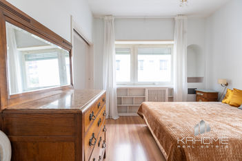 Camera da letto accogliente di appartamento in vendita nel cuore dei Parioli.