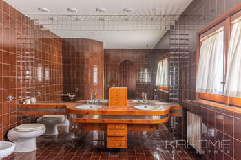 Finiture di pregio e materiali originali nella villa firmata Moretti in vendita a Roma, in Via Nomentana, quartiere Montesacro Talenti