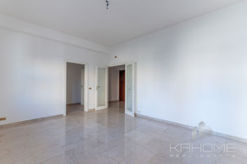 Appartamento spazioso e luminoso in affitto a Roma, con balcone privato e arredi contemporanei per uno stile di vita comodo.