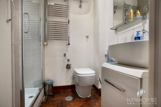 Bagni eleganti e funzionali nell'appartamento di pregio vicino a Villa Pamphili, Roma, con finiture curate.