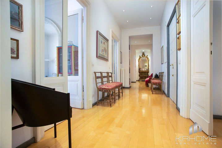 Appartamento di lusso in posizione esclusiva vicino al Ministero della Marina e a pochi passi da Piazza del Popolo, Roma.