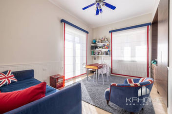 Camera da letto raffinata con bagno annesso nella residenza esclusiva ai Monti Parioli, che garantisce comfort e privacy.