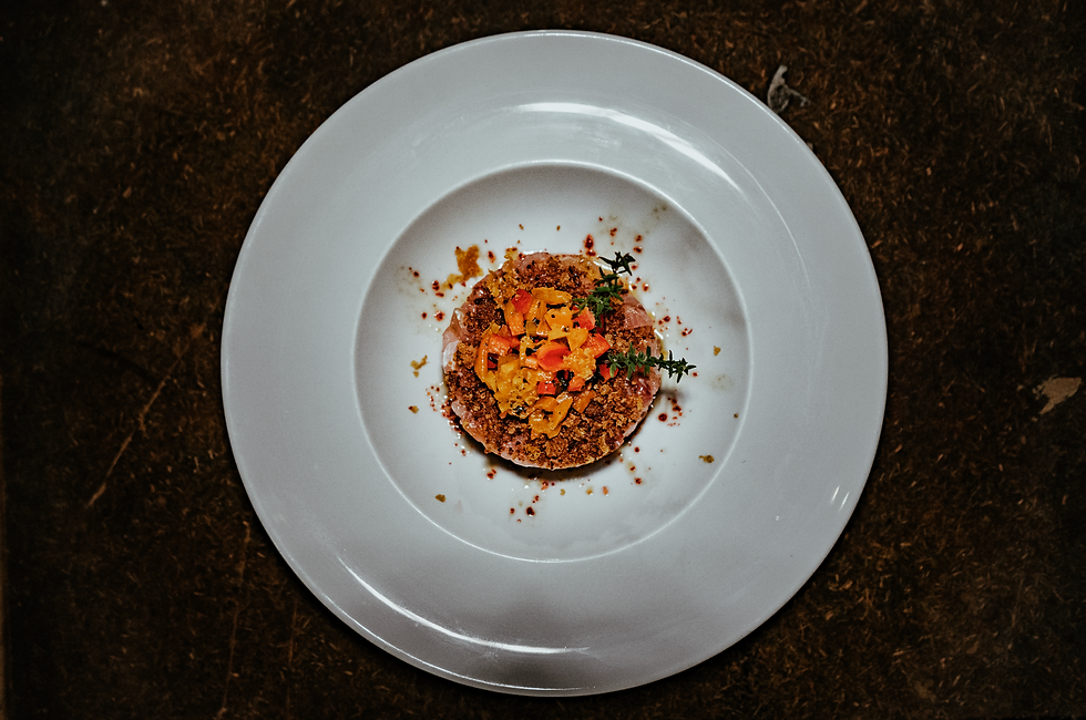 Ristorante di pesce a gestione familiare con cucina ispirata al mare, specializzato in tartare di carne e pesce di prima qualità, nel cuore di Roma.