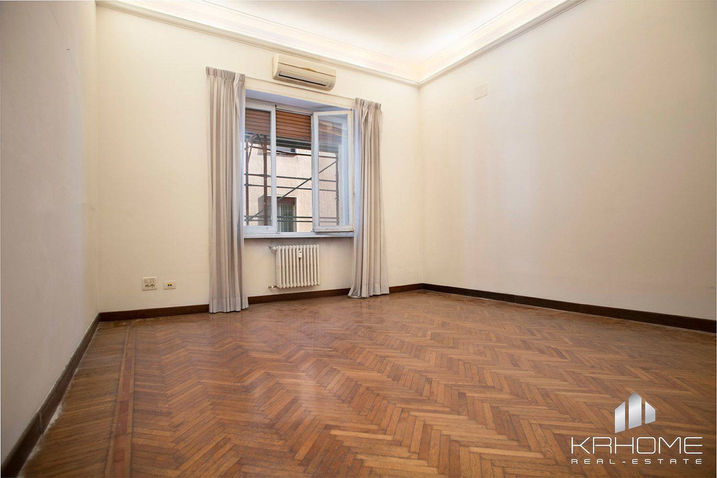 Interni raffinati e spaziosi dell'appartamento di lusso in vendita a Monti Parioli, Roma, con ambienti luminosi, pavimenti di pregio e accesso a balconi privati.