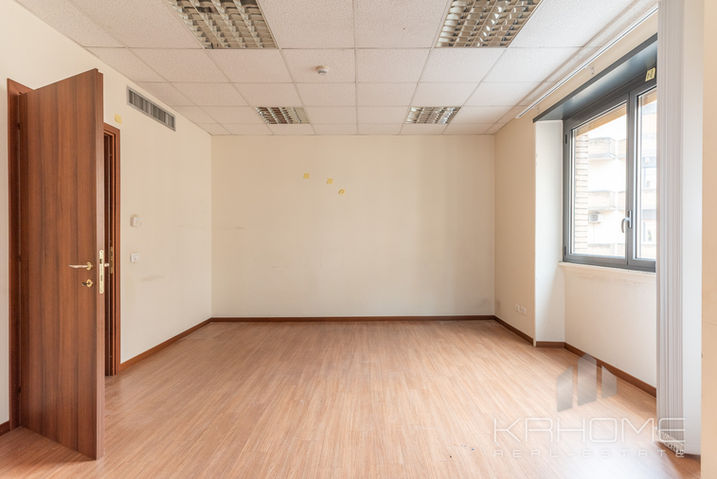 Ufficio professionale in locazione con sei stanze operative