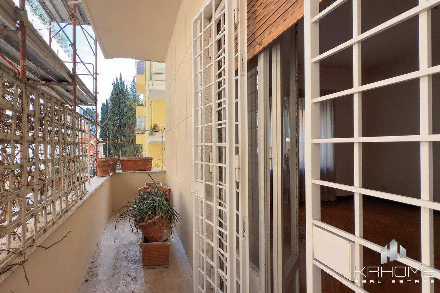 Balcone immerso nella quiete della zona Monti Parioli.