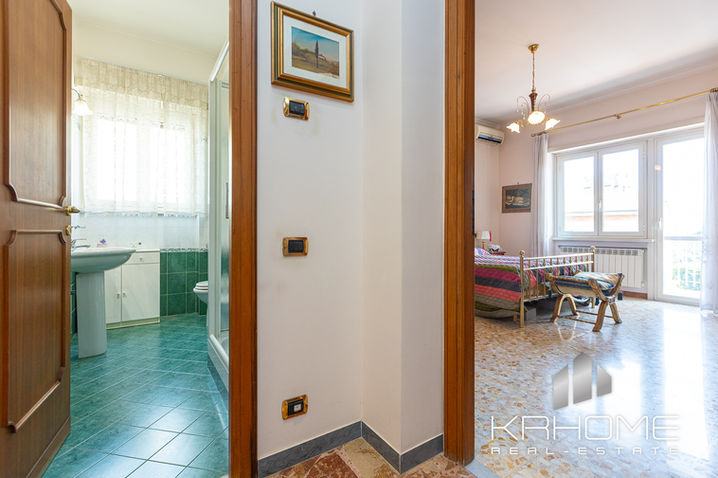 Bagno finestrato in appartamento in vendita a Gianicolense Roma