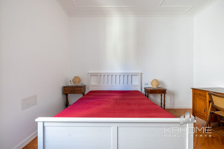 Camera matrimoniale confortevole e ben arredata, situata in un appartamento a Trastevere.