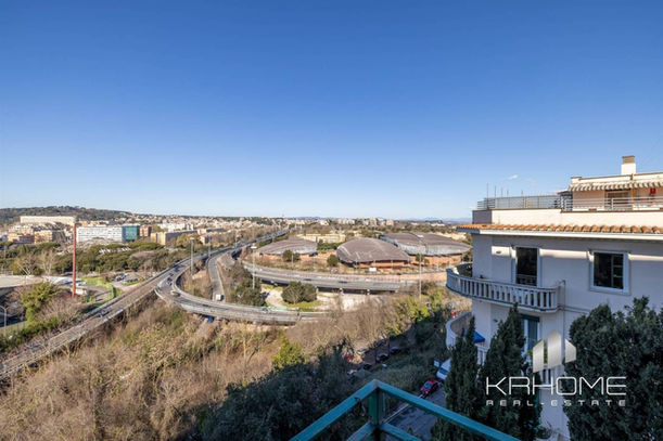 Vista panoramica su uno dei quartieri più esclusivi di Roma, caratterizzato da eleganti residenze e una posizione privilegiata vicino al centro della città.
