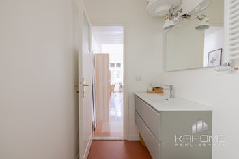 Elegante bagno con doccia e rifiniture moderne in appartamento al primo piano a Trastevere.