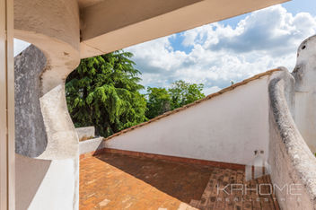 Spazio esterno della villa di lusso in vendita a Roma, perfetto per eventi e momenti di relax