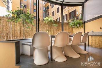 Spazio esterno attrezzato dell'appartamento di lusso, ideale per momenti di relax o conviviali.