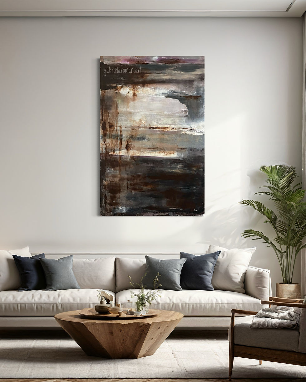 Vista a nivel de ojo de una sala moderna con una pintura abstracta grande en tonos cálidos