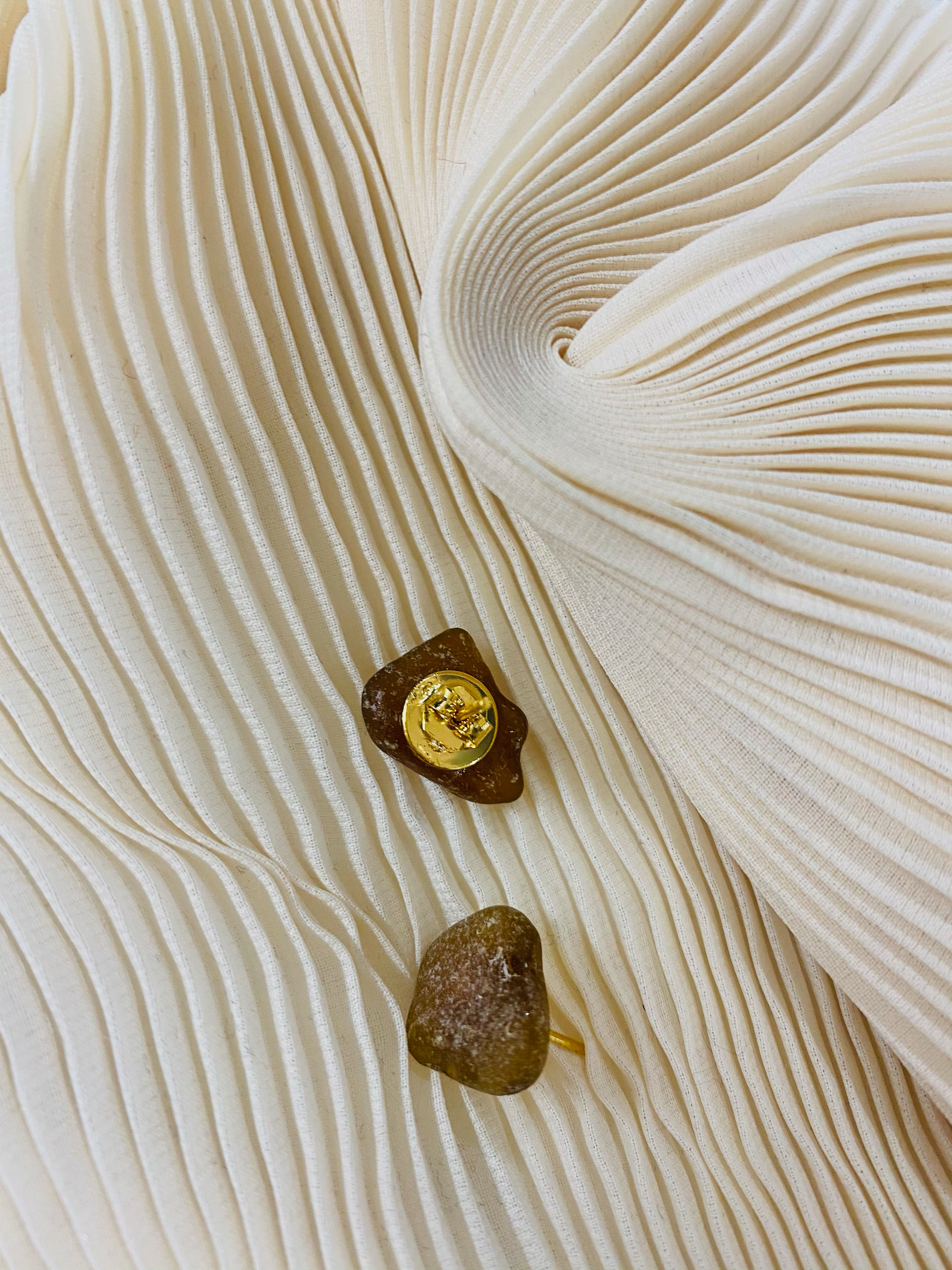 Brune øredobber i glass