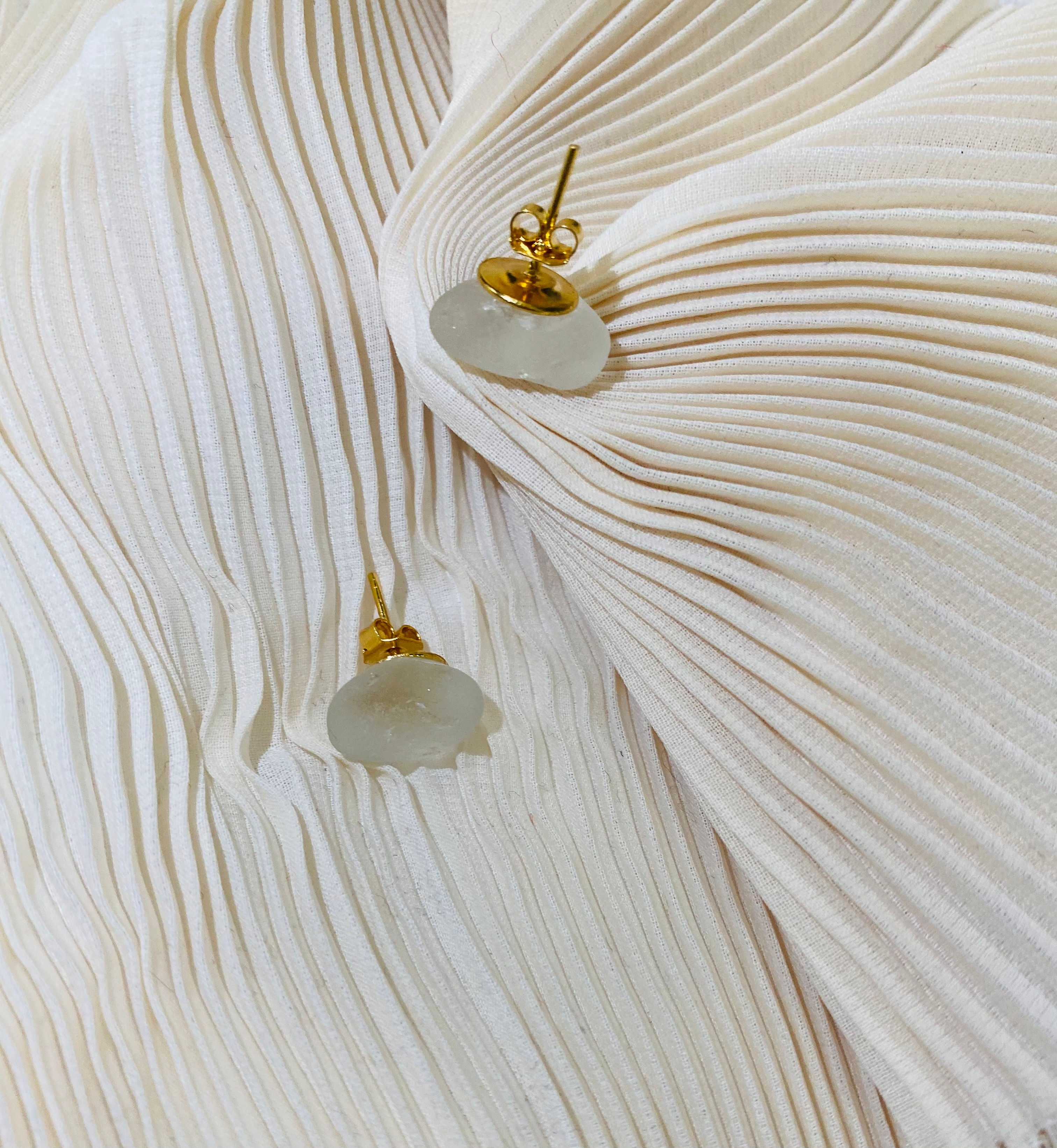 Hvite øredobber i glass